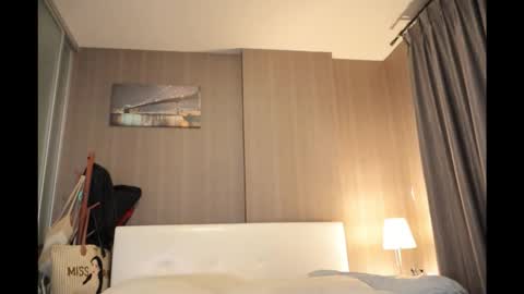 bee_thai online show from April 4, 8:05 pm