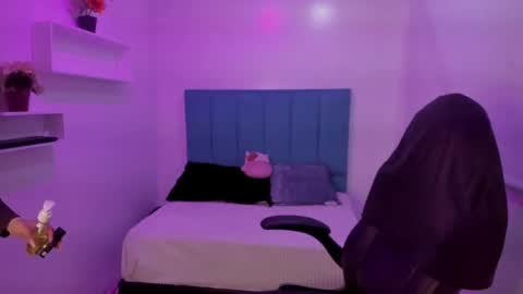 Bella online show from September 25, 3:08 pm