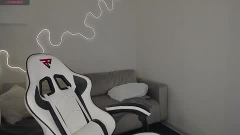 Hi I am Bella online show from February 17, 3:38 am