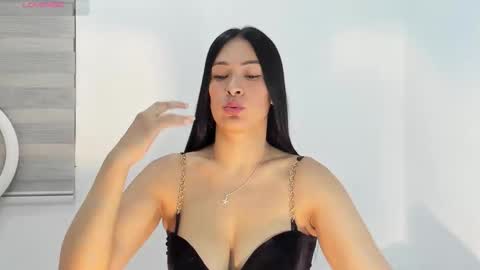 Snapshot of bella_hadid1_ chatting on September 24, 4:41 am Laura online show from September 24, 4:41 am