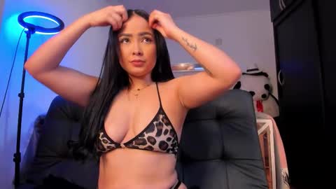 Snapshot of bella_hamilton chatting on September 22, 1:21 am bella_hamilton online show from September 22, 1:21 am