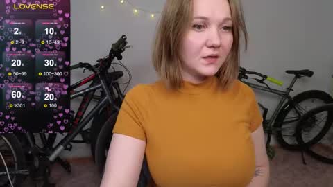 Snapshot of bella_murrrr chatting on October 9, 8:14 pm Bella online show from October 9, 8:14 pm