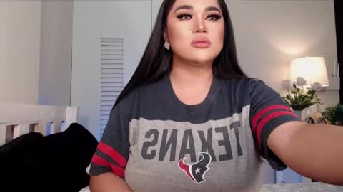 Snapshot of bellaswildcummer chatting on February 17, 7:44 pm BELLA JONES online show from February 17, 7:44 pm