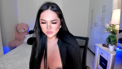 Snapshot of bellaswildcummer chatting on February 21, 10:37 pm BELLA JONES online show from February 21, 10:37 pm