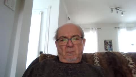 Snapshot of bernard1102 chatting on January 2, 2:02 pm bernard1102 online show from January 2, 2:02 pm