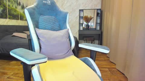 Im Lola online show from February 8, 11:12 am