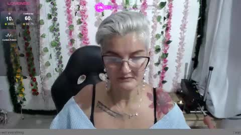 Snapshot of bety_cum3 chatting on January 4, 9:09 pm bibiana online show from January 4, 9:09 pm