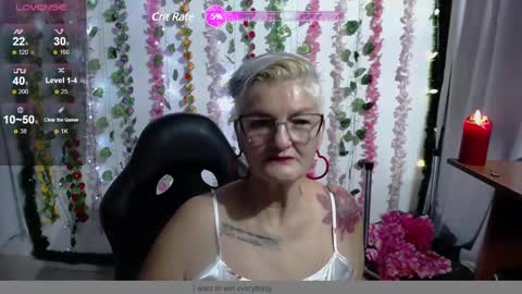 Snapshot of bety_cum3 chatting on December 10, 9:23 am bibiana online show from December 10, 9:23 am