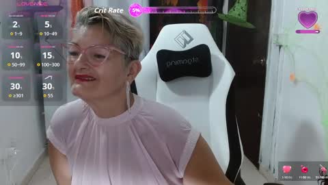 Snapshot of bety_cum3 chatting on October 3, 9:17 am bibiana online show from October 3, 9:17 am