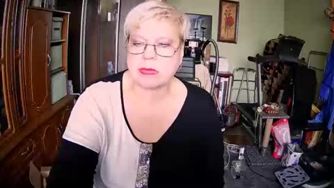 Snapshot of beverlyqcynia chatting on October 5, 11:18 am BeverlyQCynia online show from October 5, 11:18 am