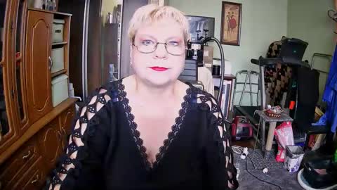 Snapshot of beverlyqcynia chatting on October 9, 10:21 am BeverlyQCynia online show from October 9, 10:21 am