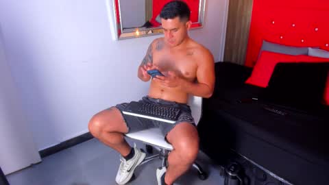 Snapshot of big_tylerr chatting on October 20, 8:25 pm Tylerr online show from October 20, 8:25 pm