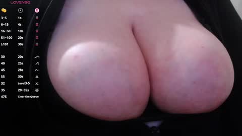 Snapshot of bigbittiesandfun chatting on October 4, 5:16 am bigbittiesandfun online show from October 4, 5:16 am