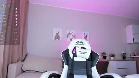 Snapshot of bigboobsalise chatting on September 16, 11:01 am Alise online show from September 16, 11:01 am