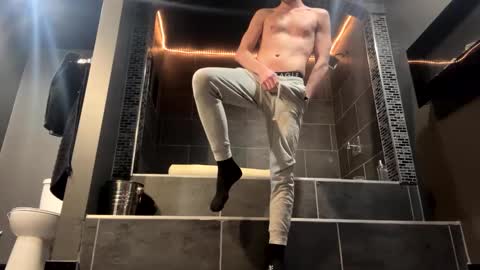 Snapshot of bigskinnyboyshh chatting on February 8, 1:32 am bigskinnyboyshh online show from February 8, 1:32 am