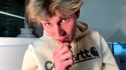 Snapshot of bigskinnyboyshh chatting on January 2, 12:45 am bigskinnyboyshh online show from January 2, 12:45 am