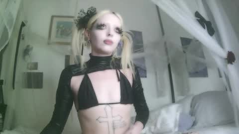 vampire fang  online show from December 18, 10:27 pm