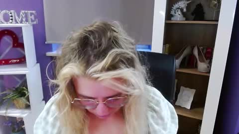 Z O E Y online show from February 27, 6:39 am