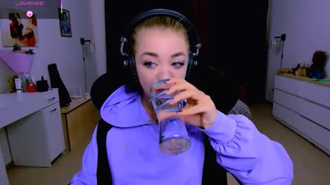 Nicole online show from October 1, 1:21 pm