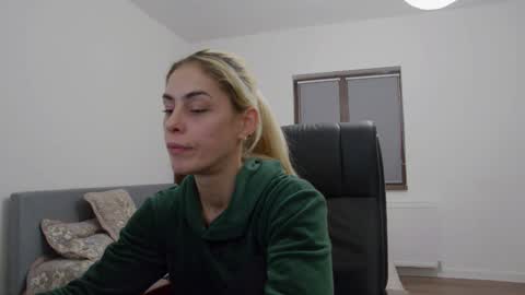 Snapshot of blonde4pasion chatting on December 4, 6:33 pm blonde4pasion online show from December 4, 6:33 pm