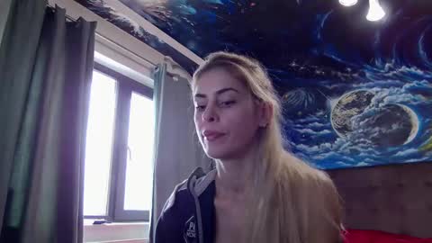 Snapshot of blonde4pasion chatting on February 20, 8:17 am blonde4pasion online show from February 20, 8:17 am