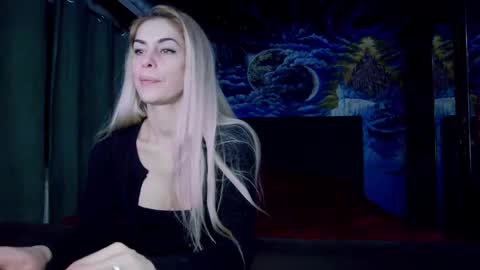 Snapshot of blonde4pasion chatting on March 7, 8:11 pm blonde4pasion online show from March 7, 8:11 pm
