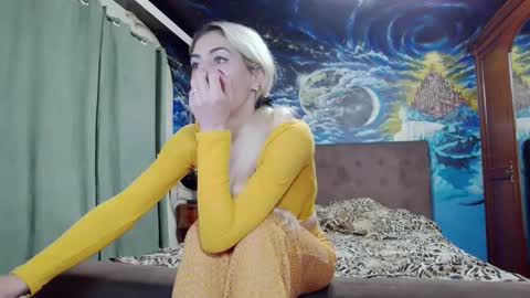 Snapshot of blonde4pasion chatting on October 18, 5:17 pm blonde4pasion online show from October 18, 5:17 pm