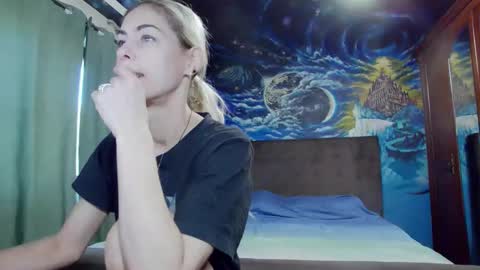 Snapshot of blonde4pasion chatting on September 27, 4:54 am blonde4pasion online show from September 27, 4:54 am