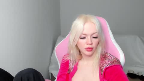 Snapshot of blondesoulmate chatting on December 5, 4:04 am Elisa online show from December 5, 4:04 am