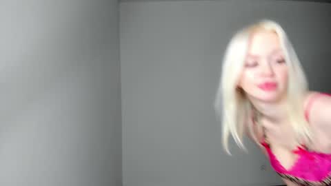 Snapshot of blondesoulmate chatting on December 6, 11:08 pm Elisa online show from December 6, 11:08 pm