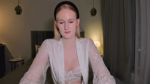 Mia online show from December 7, 5:37 pm