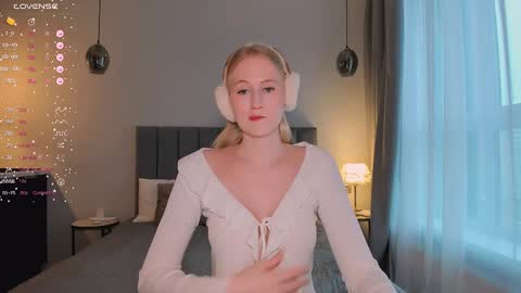 Mia online show from December 3, 10:23 am