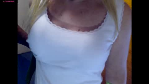 Snapshot of blontsex chatting on December 4, 5:49 pm Blontsex online show from December 4, 5:49 pm