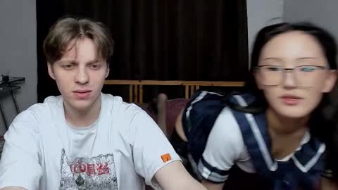 Snapshot of blossomandbee chatting on October 20, 12:59 am Sasha and Maria online show from October 20, 12:59 am