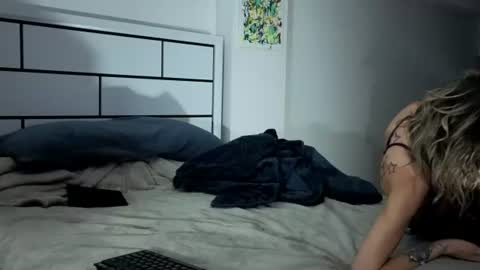 blue-eyed-foxxxxy online show from June 21, 6:31 am