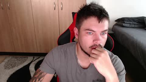 blueeyeboy0 online show from February 4, 6:04 am