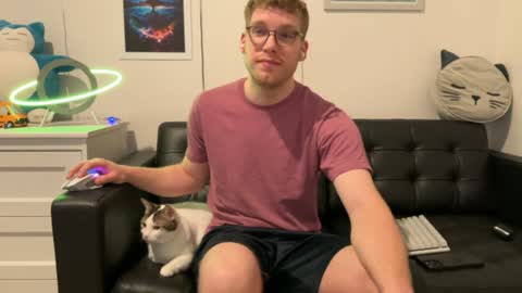 Snapshot of blueeyedtallguy chatting on December 19, 9:06 pm blueeyedtallguy online show from December 19, 9:06 pm