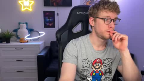 Snapshot of blueeyedtallguy chatting on December 6, 3:13 am blueeyedtallguy online show from December 6, 3:13 am