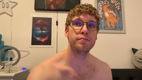 Snapshot of blueeyedtallguy chatting on December 8, 7:15 am blueeyedtallguy online show from December 8, 7:15 am