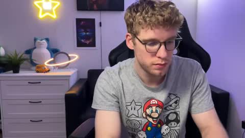 Snapshot of blueeyedtallguy chatting on December 6, 12:07 am blueeyedtallguy online show from December 6, 12:07 am