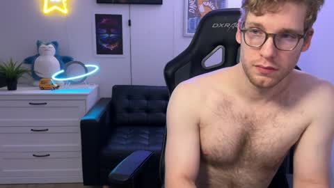 Snapshot of blueeyedtallguy chatting on December 5, 3:42 am blueeyedtallguy online show from December 5, 3:42 am