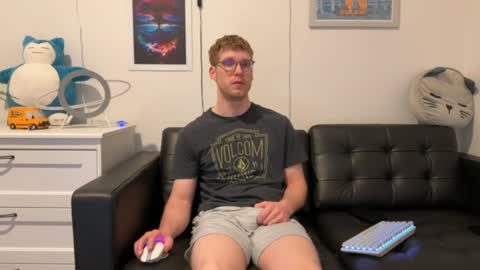 Snapshot of blueeyedtallguy chatting on December 31, 1:57 am blueeyedtallguy online show from December 31, 1:57 am