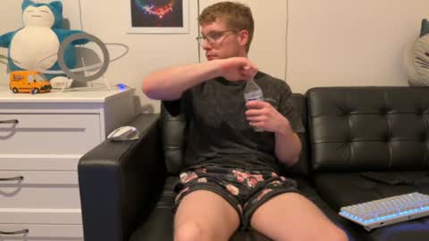 Snapshot of blueeyedtallguy chatting on January 9, 4:52 am blueeyedtallguy online show from January 9, 4:52 am