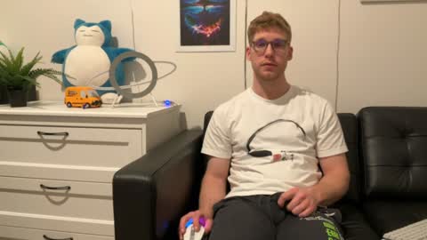 Snapshot of blueeyedtallguy chatting on December 15, 4:40 am blueeyedtallguy online show from December 15, 4:40 am