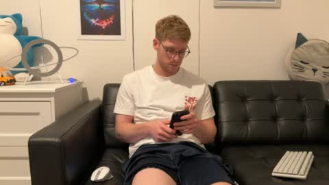 Snapshot of blueeyedtallguy chatting on December 17, 4:56 am blueeyedtallguy online show from December 17, 4:56 am