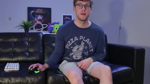 Snapshot of blueeyedtallguy chatting on October 18, 1:10 am blueeyedtallguy online show from October 18, 1:10 am