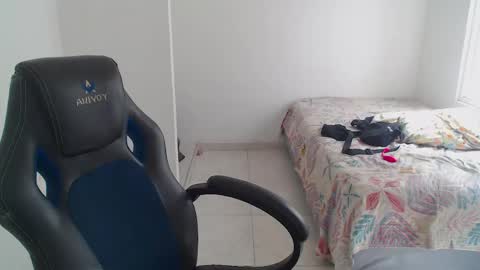  Hey guysI am BrendaWelcome my room online show from April 18, 7:18 pm