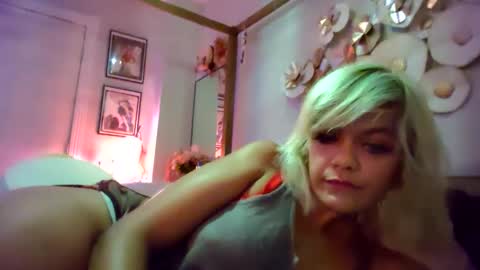 Snapshot of bouncybronze chatting on September 24, 9:27 am bouncybronze online show from September 24, 9:27 am