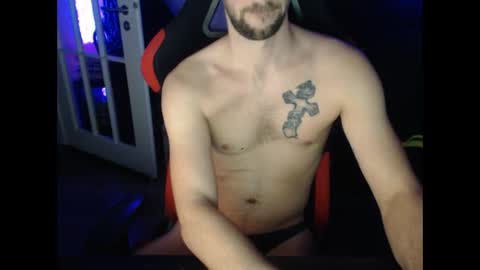 boy_t0y89 online show from December 2, 6:38 pm