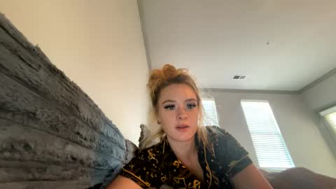 Snapshot of breezybabyy00 chatting on October 9, 8:03 pm breezybabyy00 online show from October 9, 8:03 pm